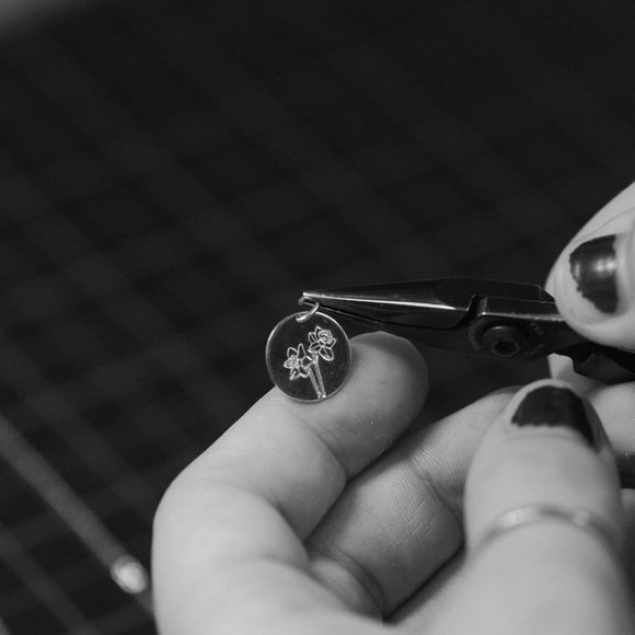 Daffodil March Birth Flower Minimalist Necklace - Picture 9 of 16